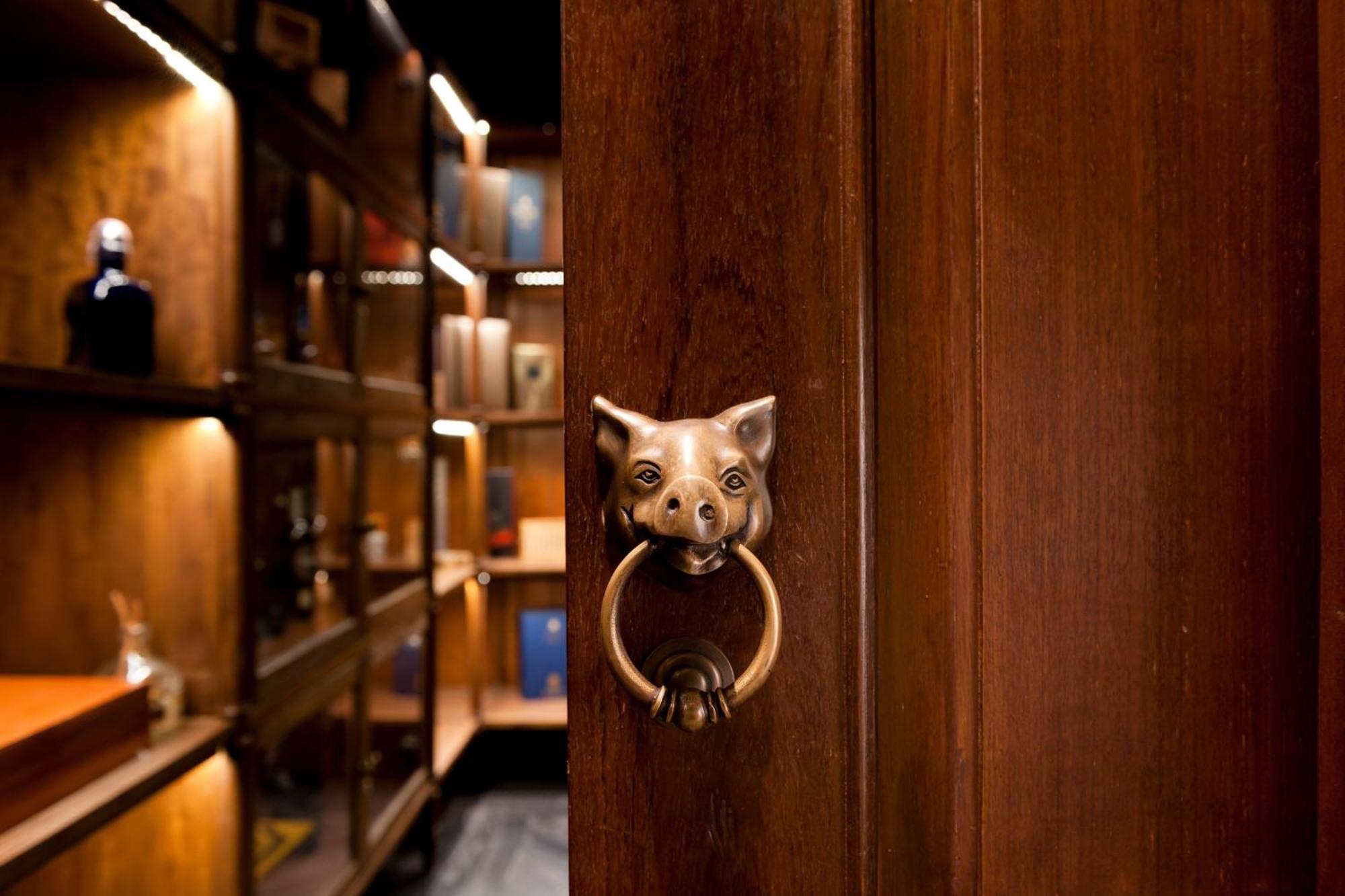 Hotel Muse Bangkok, Autograph Collection Exterior foto The door knocker of the library