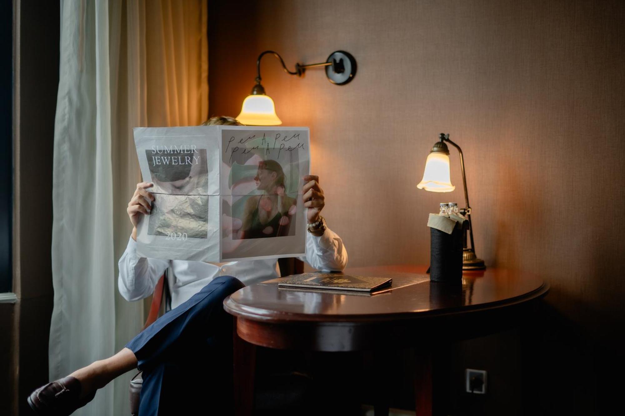 Hotel Muse Bangkok, Autograph Collection Exterior foto A woman reading a newspaper