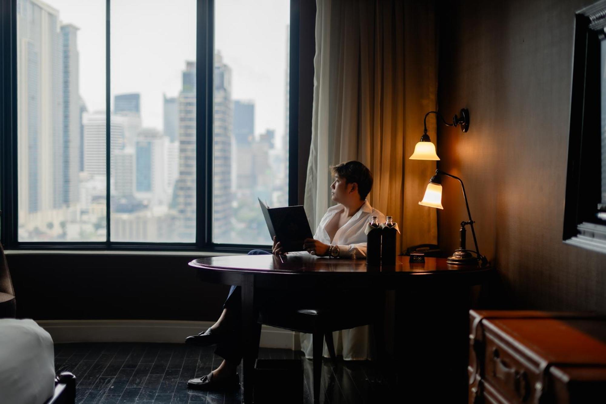Hotel Muse Bangkok, Autograph Collection Exterior foto A man working in a hotel room