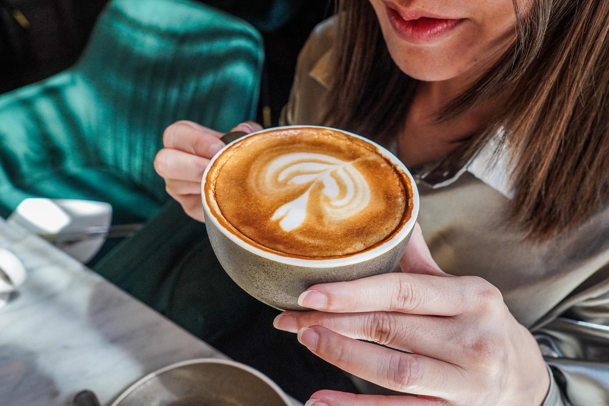 Hotel Muse Bangkok, Autograph Collection Exterior foto A woman holding a cup of coffee