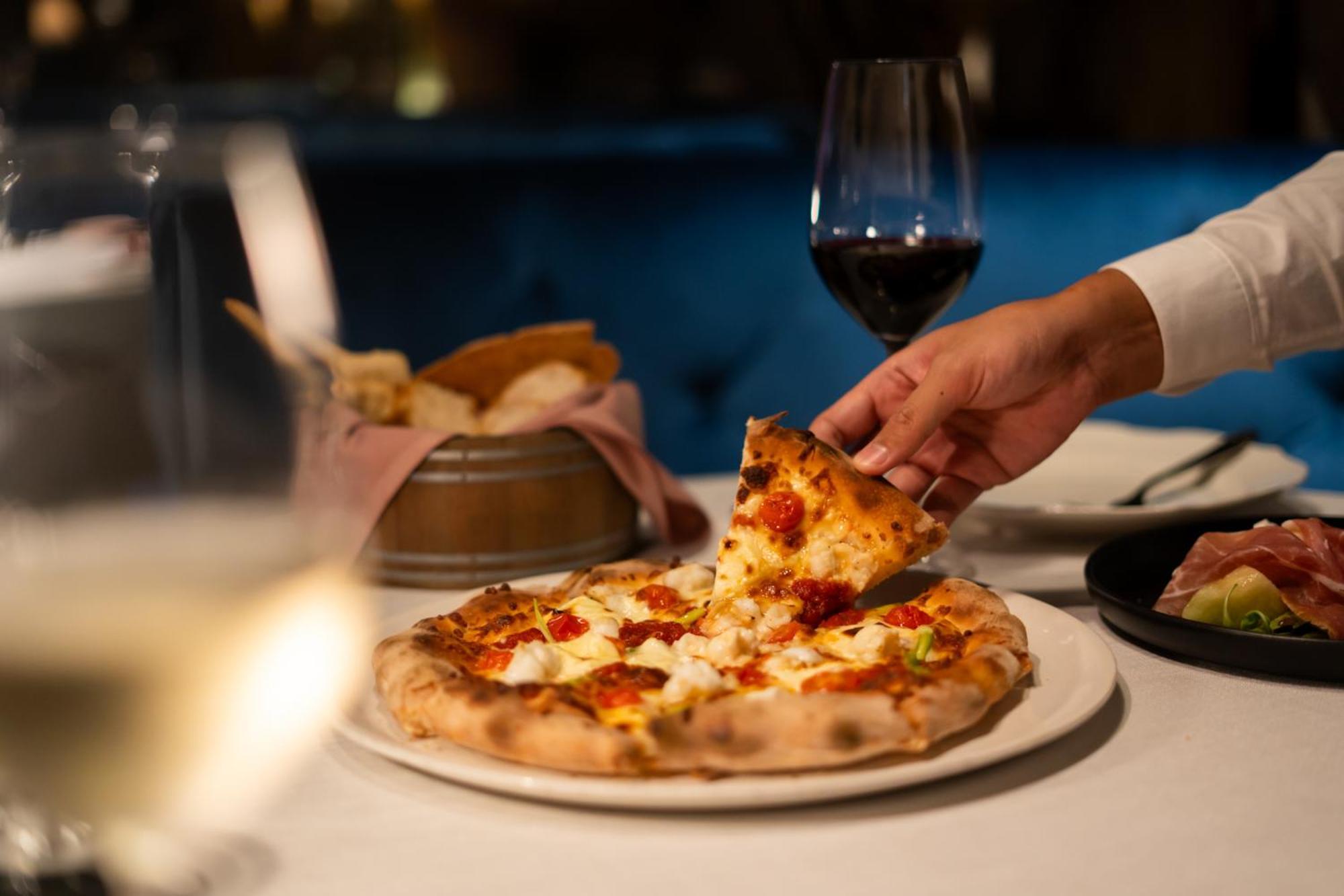 Hotel Muse Bangkok, Autograph Collection Exterior foto Pizza at the restaurant